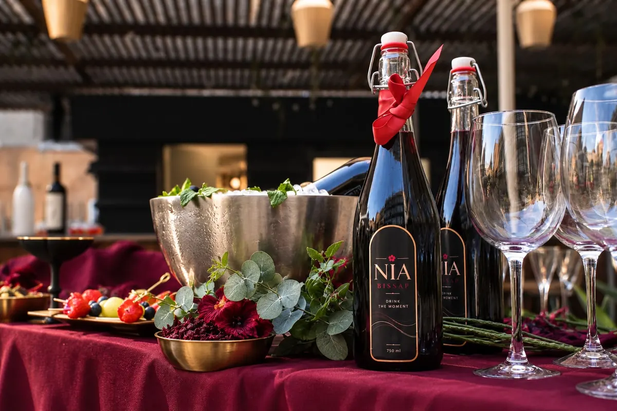Botellas NIA Moment de 750 ml en una mesa de celebración